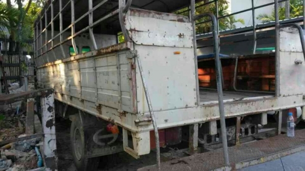 รถฮีโน่ 6 ล้อ รั่ว  FC2W  120 แรงม้า.  สนใจติดต่อ 081 - 6079515