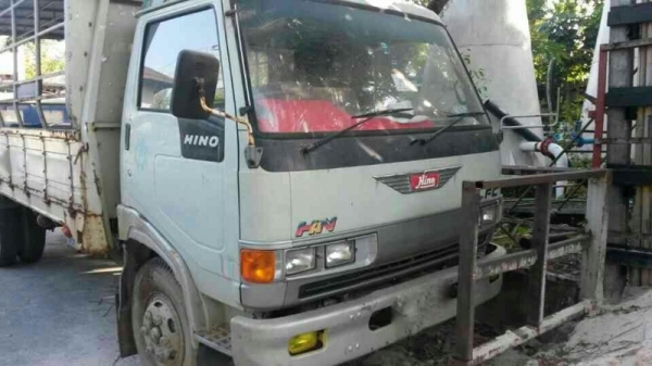 รถฮีโน่ 6 ล้อ รั่ว  FC2W  120 แรงม้า.  สนใจติดต่อ 081 - 6079515