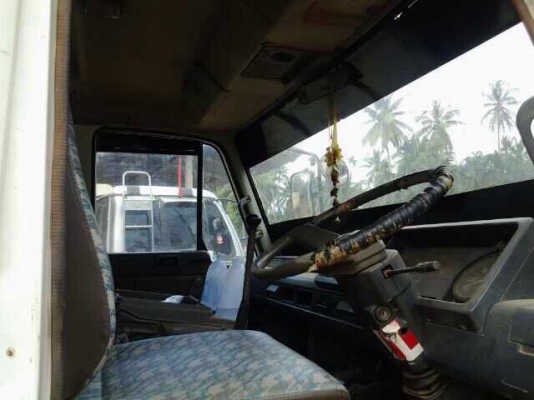 รถนิสสัน 10 ล้อดั้ม CW30  230 แรงม้า.  สนใจติดต่อ 081 - 6079515