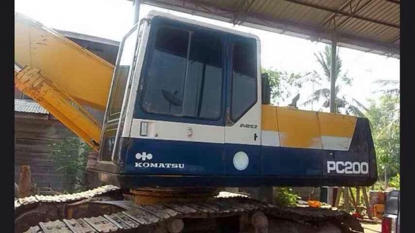 ขายรถแบ็คโฮ komatsu pc 200-5 คอนโทรลยาว ไฟฟ้าครบ เอกสารอินวอยซ์ ช่วงล่าง 50\%