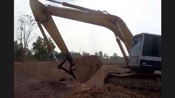 ขายรถแบ็คโฮ komatsu pc 200-5 คอนโทรลยาว ไฟฟ้าครบ เอกสารอินวอยซ์ ช่วงล่าง 50\%