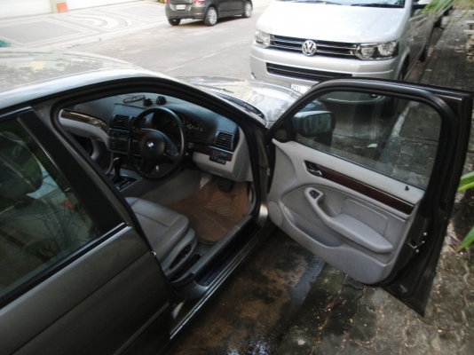 ขายรถบ้านมือเดียว BMW318iA SE ปี2004 รถบ้าน สภาพเดิมๆ สวย BMW 318i A SE E46 AT ปี 2004 สีเทา เกียวร์ออโต้ วิทยุ CD MP3 ABS AirBag 8 ใบ พ.เพาเวอร์ ก.ไฟฟ้า ซ.ล็อก เบาะหนังแท้ กระจกมองข้างไฟฟ้า พวงมาลัย Multifunction เบาะหนังแท้ปรับไฟฟ้า+Memory แอร์ ดิจิตอล
