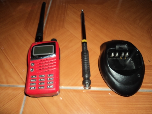 ขาบวิทยุสื่อสาร  รุ่นicom พร้อมอุปกณร์ทุกอย่างพร้อมเสาสูงอีก ใช้งานน้อยมาก