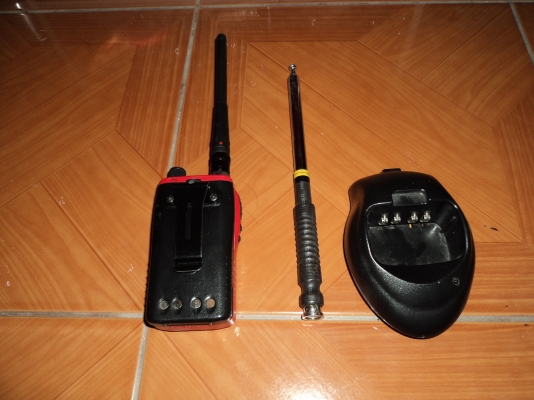 ขาบวิทยุสื่อสาร  รุ่นicom พร้อมอุปกณร์ทุกอย่างพร้อมเสาสูงอีก ใช้งานน้อยมาก