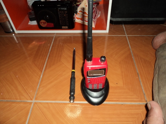 ขาบวิทยุสื่อสาร  รุ่นicom พร้อมอุปกณร์ทุกอย่างพร้อมเสาสูงอีก ใช้งานน้อยมาก