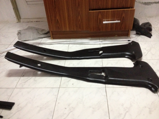 ขายเสาB สภาพดี มีหนังขาดนิดหน่อยซ้อมมาแล้ว1ชิ้นคับตามรูป BMW e30 หนังดำ 2ชิ้น ราคา700บาท โทร0875077464โส กทม