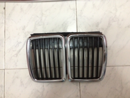 ขายฟันหนู ชิ้นหน้า BMW e30 สีเงิน ดำ สภาพดี มีซ้อมมาแล้วตามรูปใช้งานได้ตามปกติ  ราคา500บาท โทร0875077464โส กทม