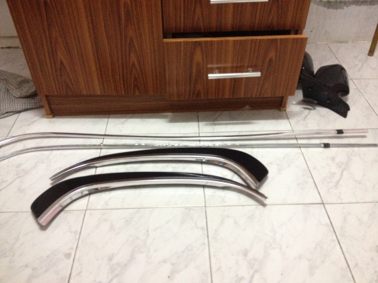 ขายคิ้วโครเมียมตัวยาว 2เส้น กับ ชิ้นพระจันทรครึง 1คู่ สภาพสวยเลยคับ BMW e30 รวม4ชิ้น ราคา1800บาท โทร0875077464โส กทม