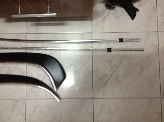 ขายคิ้วโครเมียมตัวยาว 2เส้น กับ ชิ้นพระจันทรครึง 1คู่ สภาพสวยเลยคับ BMW e30 รวม4ชิ้น ราคา1800บาท โทร0875077464โส กทม