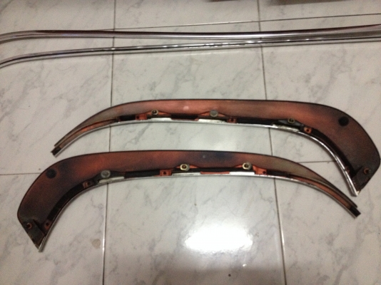 ขายคิ้วโครเมียมตัวยาว 2เส้น กับ ชิ้นพระจันทรครึง 1คู่ สภาพสวยเลยคับ BMW e30 รวม4ชิ้น ราคา1800บาท โทร0875077464โส กทม