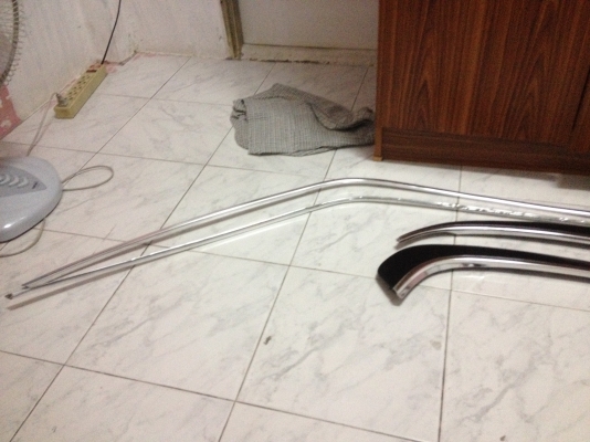 ขายคิ้วโครเมียมตัวยาว 2เส้น กับ ชิ้นพระจันทรครึง 1คู่ สภาพสวยเลยคับ BMW e30 รวม4ชิ้น ราคา1800บาท โทร0875077464โส กทม