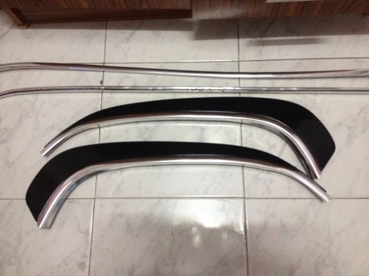 ขายคิ้วโครเมียมตัวยาว 2เส้น กับ ชิ้นพระจันทรครึง 1คู่ สภาพสวยเลยคับ BMW e30 รวม4ชิ้น ราคา1800บาท โทร0875077464โส กทม