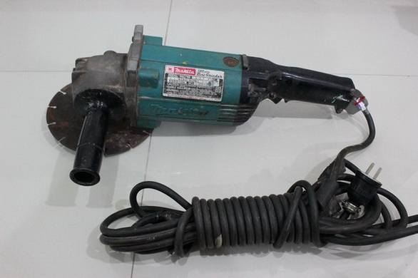เจียร 7 นิ้ว Makita รุ่น 9607NB > 1800 W ญี่ปุ่นแท้ +มือจับ+ใบตัด ปุ่มล็อกใบเสีย