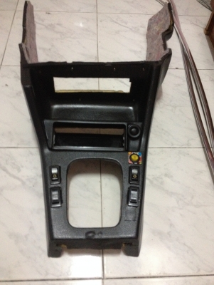 ขายคอนโซนตรงกระปุกเกียร พร้องสวิทย์กกระจก4ตัว BMW e30แถมชิ้นดำกับตัวทีต่อบุหรี สภาพดี  มีซ้อมบาง ตามรูปคับ ใช้งานได้ตามปกติ ราคา800บาท โทร0875077464โส กทม