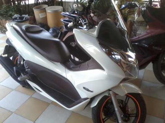 ขาย honda pcx รถบ้านขายถูกๆ รถไม่ค่อยได้ขี่เลยขาย สพาบดี สนใจโทร 087-5046004