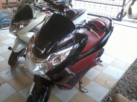 ขาย honda pcx รถบ้านขายถูกๆ รถไม่ค่อยได้ขี่เลยขาย สพาบดี สนใจโทร 087-5046004