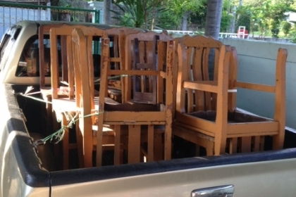 เก้าอี้ไม้มะค่าเก้าอี้ไม้มะค่าไม้แผ่นเดียวงานเก่า 30  ปีที่แล้วครับหนักแน่นนึบสภาพสวยๆครับมีทั้งหมด 10 ตัวราคาคุยกันกันได้