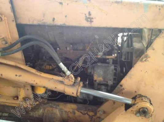 รถแทร็กเตอร์ ยี่ห้อ KOMATSU รุ่น D2-5 รถแทร็กเตอร์ ยี่ห้อ KOMATSU รุ่น D2-5