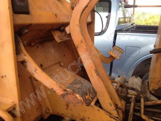 รถแทร็กเตอร์ ยี่ห้อ KOMATSU รุ่น D2-5 รถแทร็กเตอร์ ยี่ห้อ KOMATSU รุ่น D2-5