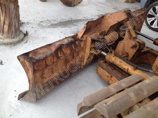 รถแทร็กเตอร์ ยี่ห้อ KOMATSU รุ่น D2-5 รถแทร็กเตอร์ ยี่ห้อ KOMATSU รุ่น D2-5