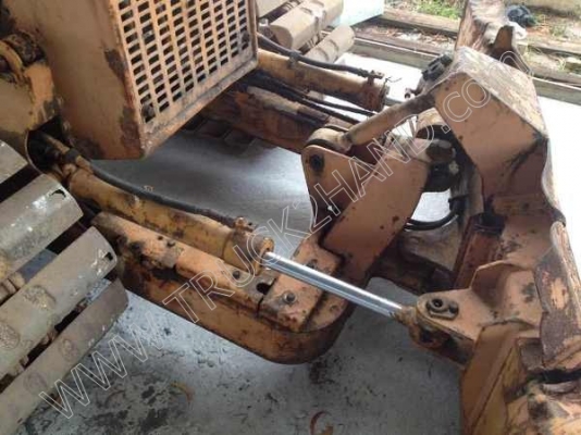 รถแทร็กเตอร์ ยี่ห้อ KOMATSU รุ่น D2-5 รถแทร็กเตอร์ ยี่ห้อ KOMATSU รุ่น D2-5