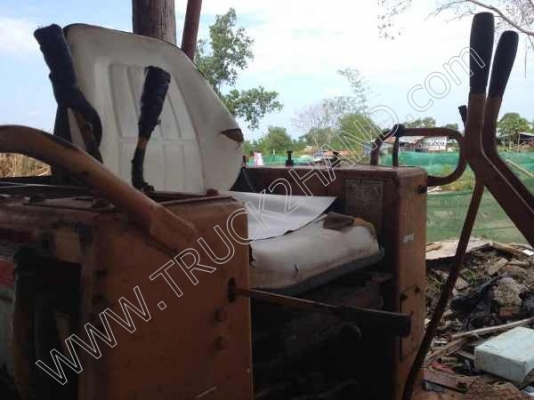 รถแทร็กเตอร์ ยี่ห้อ KOMATSU รุ่น D2-5 รถแทร็กเตอร์ ยี่ห้อ KOMATSU รุ่น D2-5