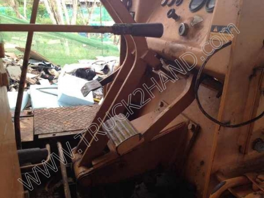 รถแทร็กเตอร์ ยี่ห้อ KOMATSU รุ่น D2-5 รถแทร็กเตอร์ ยี่ห้อ KOMATSU รุ่น D2-5