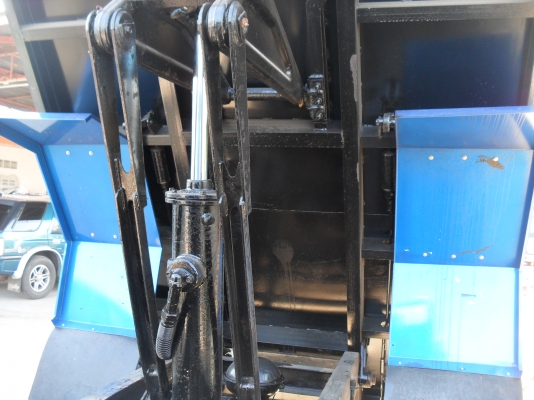 รถบรรทุกดัมพ์ 6 ล้อกลาง