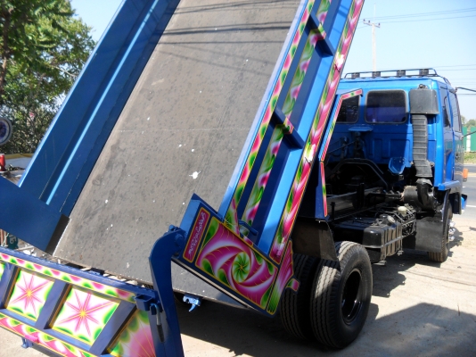 รถบรรทุกดัมพ์ 6 ล้อกลาง