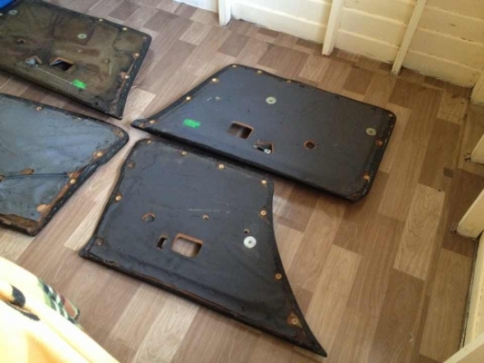 ขายแผงประตู BMW e30 4ประตู หนังดำ 4ชิ้น กิฟล็อกครบพร้อมมือจับ สภาพดีเอาไปใสได้เลยคับ. ราคา2900บาท โทร0875077464โส กทม