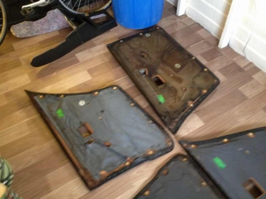 ขายแผงประตู BMW e30 4ประตู หนังดำ 4ชิ้น กิฟล็อกครบพร้อมมือจับ สภาพดีเอาไปใสได้เลยคับ. ราคา2900บาท โทร0875077464โส กทม