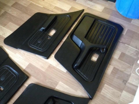 ขายแผงประตู BMW e30 4ประตู หนังดำ 4ชิ้น กิฟล็อกครบพร้อมมือจับ สภาพดีเอาไปใสได้เลยคับ. ราคา2900บาท โทร0875077464โส กทม