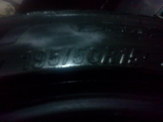 เศษยาง\% 195 50 R15ปี3810 1คู่ดอกยังพอใช้ไม่ปะไม่บวม เศษยาง\% 195 50 R15ปี3810 1คู่ดอกยังพอใช้ไม่ปะไม่บวม