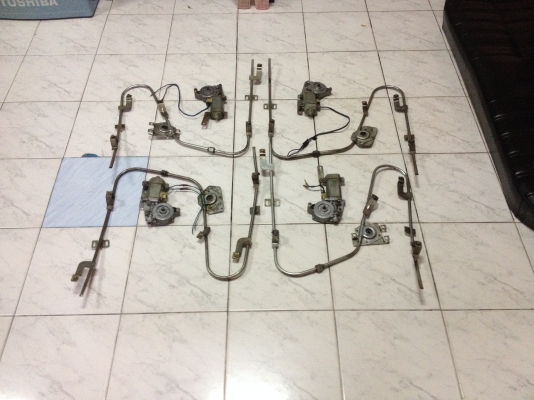 ขายชุดมอเตอร์กระจกไฟฟ้า BMW e30 1ชุด สภาพดีใช้งานได้ปกติ คู่หน้าราคา1900บาท คู่หลังราคา1900บาท ถ้าเอาทั้งชุดลดให้ ราคา3500บาท โทร0875077464โส กทม