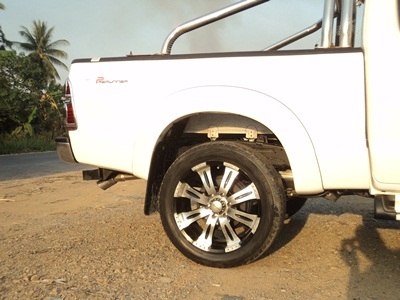 ล้อแม๊กขอบ 20  265 50 ของที่บ้านเองครับจะใส่ลายอี่นบาง (มียางซื้อใว่ไม่ได้ใช้เลยสองเส่น แถมไห้ไปเลยครับ