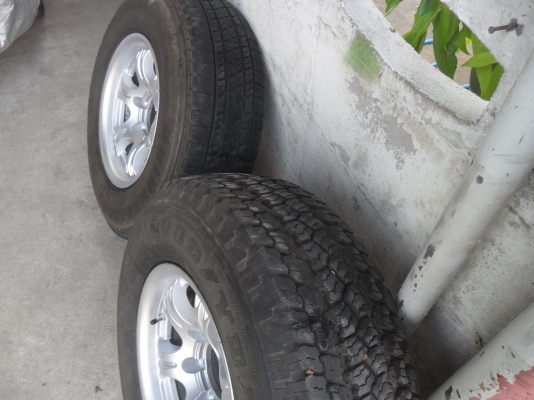 ล้อแม็ก 15นิ้ว6รู พร้อมยาง235/75R15 สวยๆ 1 คู่ ราคา 3800 บาท ล้อแม็ก 15นิ้ว6รู พร้อมยาง235/75R15 สวยๆ 1 คู่ ราคา 3800 บาท