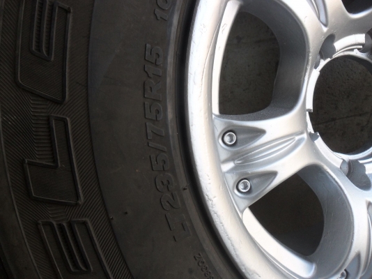 ล้อแม็ก 15นิ้ว6รู พร้อมยาง235/75R15 สวยๆ 1 คู่ ราคา 3800 บาท