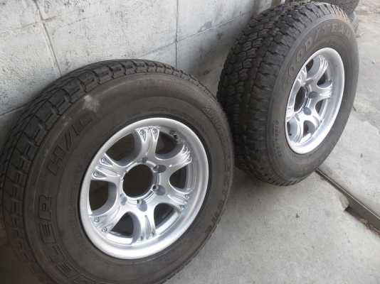 ล้อแม็ก 15นิ้ว6รู พร้อมยาง235/75R15 สวยๆ 1 คู่ ราคา 3800 บาท