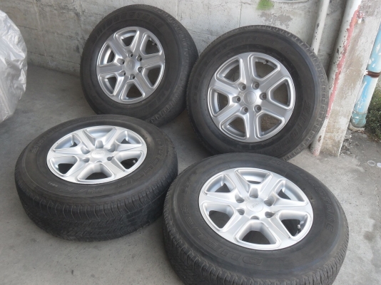 ล้อแม็ก ฟอด 17นิ้ว 6รู พร้อมยาง 265/65R17 สวยๆ 4 ล้อ ราคา 7700 บาท