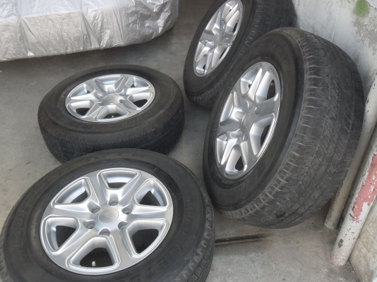 ล้อแม็ก ฟอด 17นิ้ว 6รู พร้อมยาง 265/65R17 สวยๆ 4 ล้อ ราคา 7700 บาท