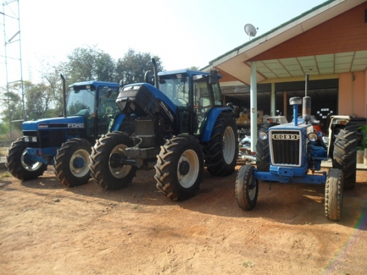 ขายรถไถฟอร์ด TS90 NEW HOLLAND เครื่องดี เกียร์24X24 ท้ายธรรมดา มีตู้สภาพสวยภายในสวยครบๆ