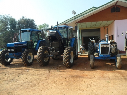 ขายรถไถฟอร์ด TS90 NEW HOLLAND เครื่องดี เกียร์24X24 ท้ายธรรมดา มีตู้สภาพสวยภายในสวยครบๆ