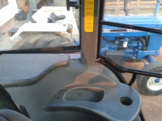 ขายรถไถฟอร์ด TS90 NEW HOLLAND เครื่องดี เกียร์24X24 ท้ายธรรมดา มีตู้สภาพสวยภายในสวยครบๆ