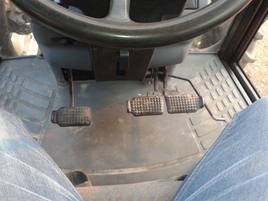 ขายรถไถฟอร์ด TS90 NEW HOLLAND เครื่องดี เกียร์24X24 ท้ายธรรมดา มีตู้สภาพสวยภายในสวยครบๆ