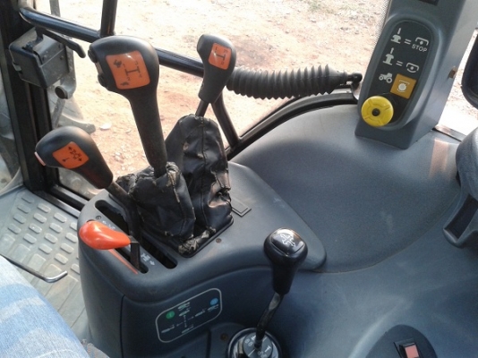 ขายรถไถฟอร์ด TS90 NEW HOLLAND เครื่องดี เกียร์24X24 ท้ายธรรมดา มีตู้สภาพสวยภายในสวยครบๆ