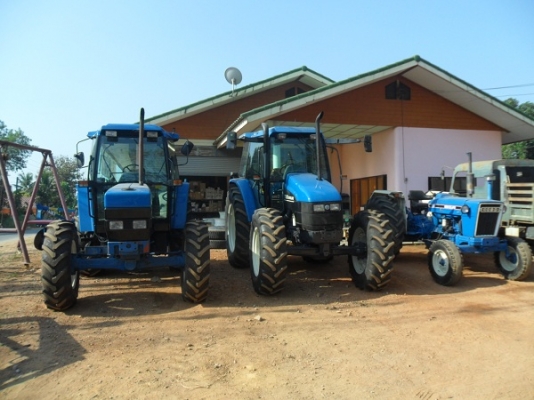 ขายรถไถฟอร์ด TS90 NEW HOLLAND เครื่องดี เกียร์24X24 ท้ายธรรมดา มีตู้สภาพสวยภายในสวยครบๆ