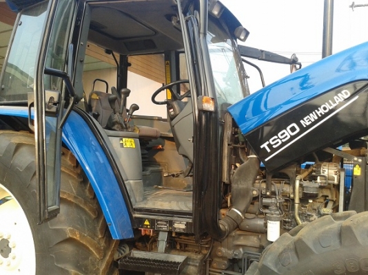 ขายรถไถฟอร์ด TS90 NEW HOLLAND เครื่องดี เกียร์24X24 ท้ายธรรมดา มีตู้สภาพสวยภายในสวยครบๆ