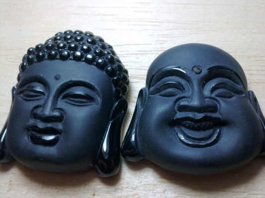 พลอยนิลแกะสลักเป็นเศียรพระ