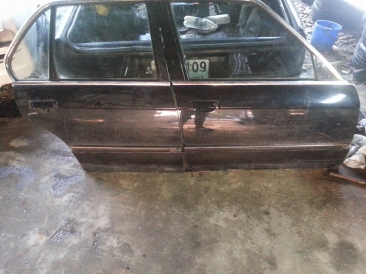 ขายประตู BMW E 30 ครบ 4 บาน