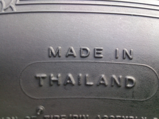 ขายยาง MICHELIN 215/60R16 ยางสัปดาห์ที่13ปี13 ดอกยางนิ่มลึกเท่ากันใช้งานน้อยไม่แตกลายไม่กินข้างสภาพยาง95\% (ไม่มีปะ) สวยๆ จำนวน 1 ชุด